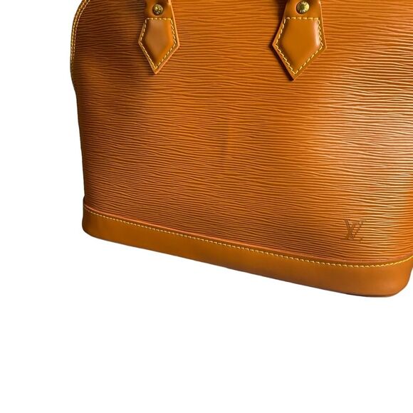 LOUIS VUITTON Authentic Epi Alma PM - Picture 7 of 15